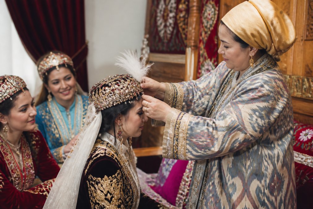How to Dress for Central Asian Weddings: 2026 Guide